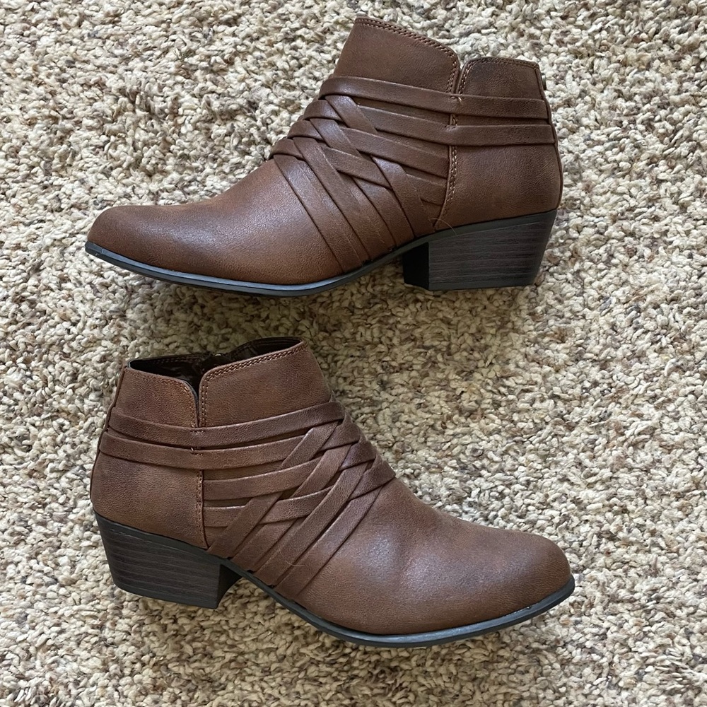 NWOT Daisy Fuentes Strappy Booties, size 8